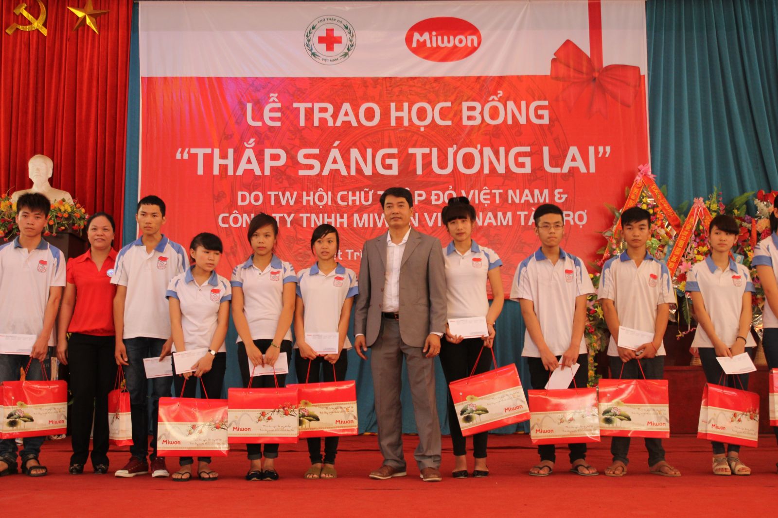 Trao học bổng cho học sinh nghèo học giỏi tại tỉnh Phú Thọ